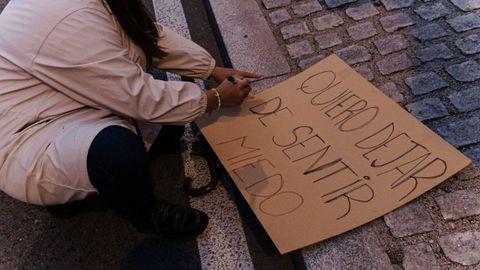 imagen de archivo de una mujer pintando un cartel durante la manifestaci�n del 8M