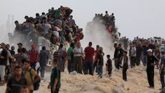 Decenas de palestinos se agolpan en los camiones de ayuda humanitaria que accedieron al norte de la Ciudad de Gaza.