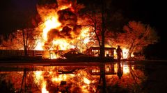 El fuego causado por un misil ruso devast� un almac�n de materiales reciclables en Kiev.