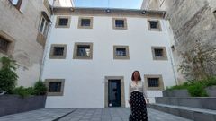 Mar&iacute;a Barral ante el edificio que acoger&aacute; el nuevo museo.