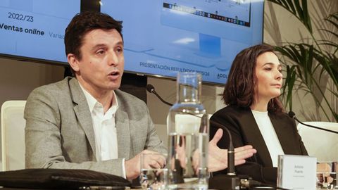 Presentación de resultados en Adolfo Domínguez en abril del año pasado. En primer término, Antonio Puente, consejero delegado hasta hoy, y a su lado Adriana Domínguez, presidenta ejecutiva