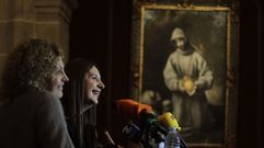 Dolores Redondo particip� ayer en una rueda de prensa en la pinacoteca del colegio de la Compa��a. En la foto, la escritora (a la derecha) junto a Alba Fit�, de Ediciones Destino