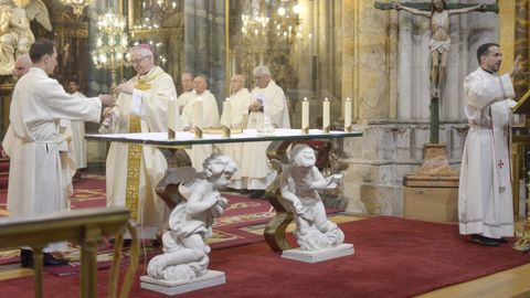 El obispo de Lugo oficiando la eucarista ante el nuevo altar de la Catedral