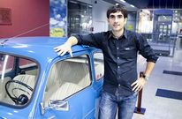 V�ctor Grande, secretario da Escuder�a a O Toxo de Lal�n con un ds coches expuestos. 