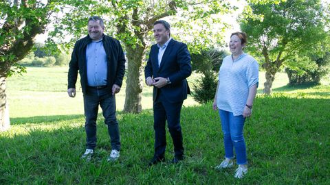 El presidente de la Deputaci�n, Valent�n Gonz�lez Formoso, en una visita al lugar de As Neves donde se construir� el nuevo aparcamiento disuasorio de las Fragas do Eume.