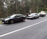 El alcalde, al lado de su coche, al fondo de la imagen. 