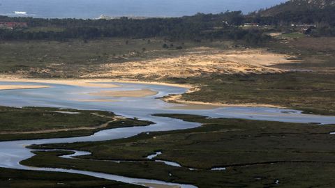 La duna de Corrubedo y las lagunas de Vixn y Carregal son uno de los lugares destacados.