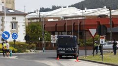 Refuerzos de la Polic�a Nacional enviados por el brote de coronavirus, en un control en Viveiro, este jueves