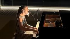 Amaia Romero interpretando �Volver� en Cannes