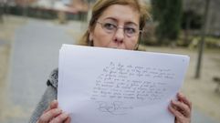 Carmen Gonz�lez, la madre de Diego, muestra la carta que dej� en ni�o