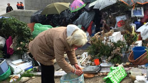 Mercedes, en el 2018, cuando viv�a en una tienda hecha con paraguas en las explanada de Las Esclavas.