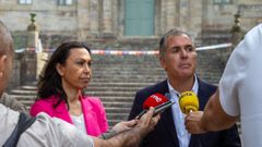 Mar�a Ramallo y Rafa Dom�nguez, ante el Edificio de Hacienda de Pontevedra