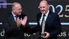 Rafael Louz�n, a la derecha, recogiendo un premio en la gala de la Asociaci�n de la Prensa de Madrid