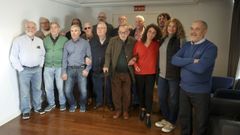 Algunos de los integrantes de la nueva rondalla ferrolana, Nas Ondas do Mar, posando juntos tras dar a conocer oficialmente el nacimiento de la entidad.