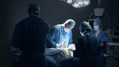 Un equipo m�dico opera en un quir�fano, en una imagen de archivo.