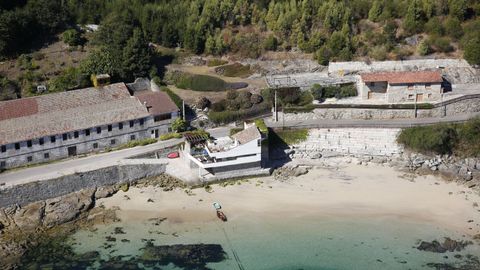 Conservera A Roiba y casa Molezn, en Bueu