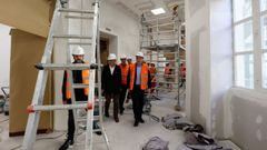 El conselleiro de Educaci�n, Rom�n Rodr�guez,�visitando las obras del IES Valle Incl�n, en Pontevedra, el curso pasado