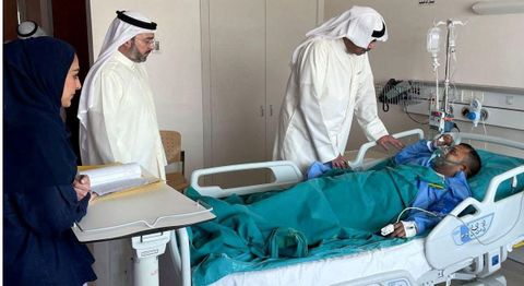 El ministro de Defensa de Kuwait visita a uno de los heridos en el ataque