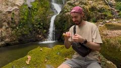 Diego Varela (@diegovarela.crochet en Instagram) tejiendo