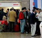 Varias personas, ayer en el mostrador de Iberia en Alvedro.
