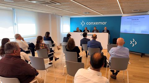 Eloy Garc�a (segundo por la izquierda en la mesa), durante la asamblea general de�Conxemar celebrada a finales de mayo del 2026.