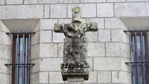 El crucero, que precisa una restauraci�n urgente, es un aut�ntico testigo de la historia de Galicia desde el tiempo en el que en Ferrolterra brillaban caballeros como los de la familia Esqu�o.