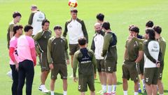 Futbolistas y cuerpo t�cnico del Celta Fortuna, en un entrenamiento.