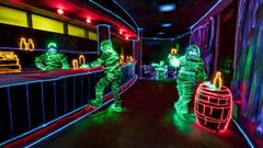 Frodo �lvarez utiliza linternas, luces led y otras herramientas para sus composiciones, en las que �l mismo entra para pintar.