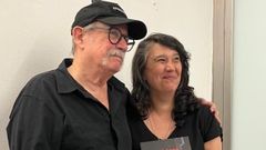 Pablo Milan�s con la artista coru�esa Silvia Penide