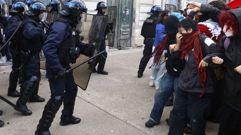 Polic&iacute;as y manifestantes se enfrentan en Montpellier