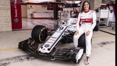 Tatiana Calderón posa junto al Alfa Romeo Sauber F1