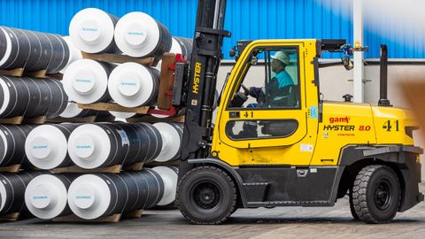 Trabajos con electrodos de grafito para hornos de arco el�ctrico Resonac tiene plantas en Europa (con instalaciones en A Coru�a y Austria), Estados Unidos y Jap�n