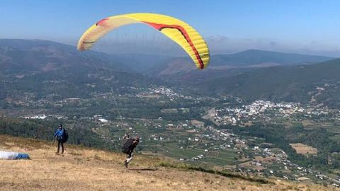 Despegue de un parapente en la pista de Vila��n, en el municipio de Quiroga