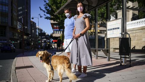 Esperando el autob�s urbano, en el que los perros ya pueden ir sin trasport�n