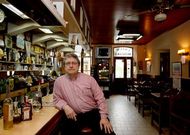 Seivane, no bar Moderno, � un dos impulsores da carreira das praias que se celebra este s�bado.