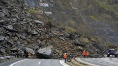 La circulacin por la autopista AP-66, entre Asturias y Castilla y Len, cortada desde este domingo por un desprendimiento de grandes dimensiones