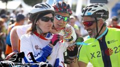 Antes de desvelar su Gobierno, Alfonso Rueda pedale� desde Samil dentro de los eventos deportivos vinculados a la carrera Vig-Bay, en su caso con el programa solidario Discamino. En la foto, en el centro con una participante y Man� Gali�anes, de su equipo en Presidencia. �scar v�zquez