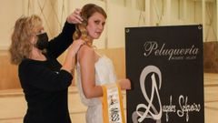 La peluquera viveirense �ngeles Salgueiro pein� a la coru�esa Anna Santiso, Miss Star Spain 2022, hace poco en una cita solidaria celebrada en la Cidade da Cultura, en Santiago 