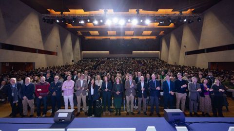 Romn Rodrguez y otros cargos de la consellera de Educacin, Ciencia, Universidades e FP posan con los representantes de las empresas y los profesores y alumnos que acudieron a la presentacin de los retos en Santiago