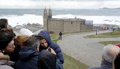 Un grupo de personas comenta una imagen tomada durante la extinci�n del incendio.