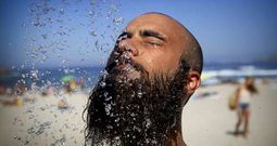 El intenso calor de ayer permiti� disfrutar de la playa en el norte de la comunidad mientras en las R�as Baixas ca�a la niebla. 