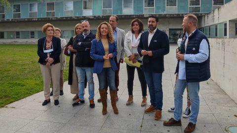 Teresa Mallada en las inmediaciones del centro de salud de Mieres en donde ha estado acompa�ada por las diputadas Beatriz Polledo, responsable de Sanidad del Grupo Parlamentario Popular en la Junta General del Principado, y Gloria Garc�a; adem�s de los portavoces y presidentes de las Juntas locales del PP de Mieres, Aller y Lena