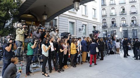 Numerosos periodistas en la entrada del Congreso de los Diputados, en una imagen de archivo