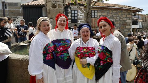 Moitos visitantes acudiron vestidos con traxes tradicionais