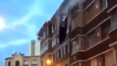 Momento de la ca�da de la cornisa del edificio de Gij�n