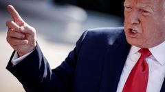 Donald Trump, este viernes, en los jardines de la Casa Blanca, antes de partir hacia Nueva Jersey