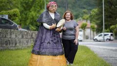 Beatriz Domnguez Cendn, coa cantareira en cartn pedra que fixo para o Da das Letras Galegas.