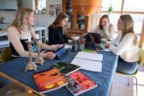 Estudiantes suecas trabajando en casa