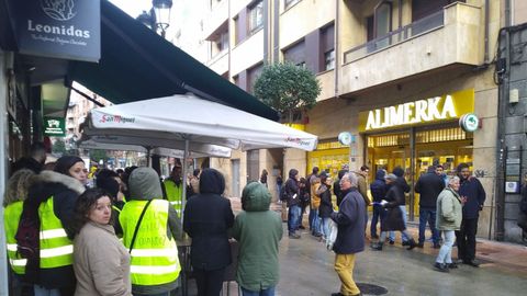 Imagen de un piquete ante un supermercado.