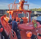 Los buzos de Salvamento, embarcando en la �Salvamar Mirfak�.